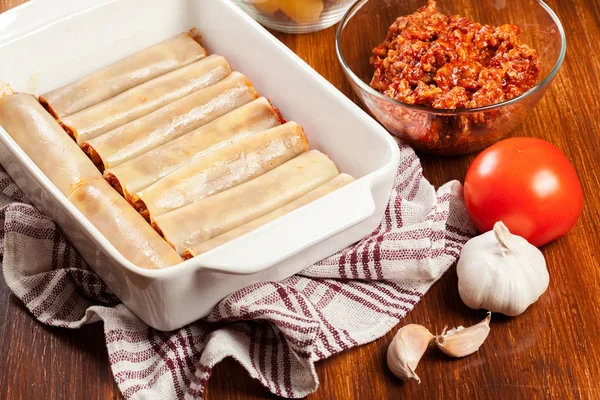 Cannelloni gefüllt mit Fleisch gekocht in einer Auflaufform bereit zum Backen — Stockfoto