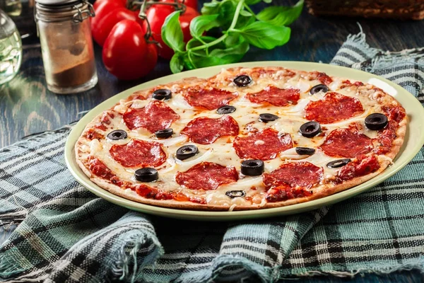 Pizza pepperoni dengan zaitun disajikan — Stok Foto
