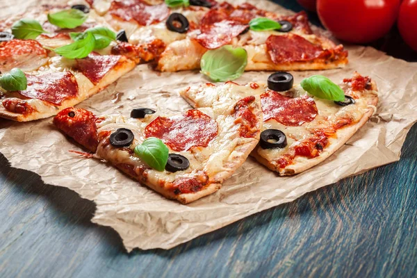 Výseče pepperoni pizza s olivami — Stock fotografie