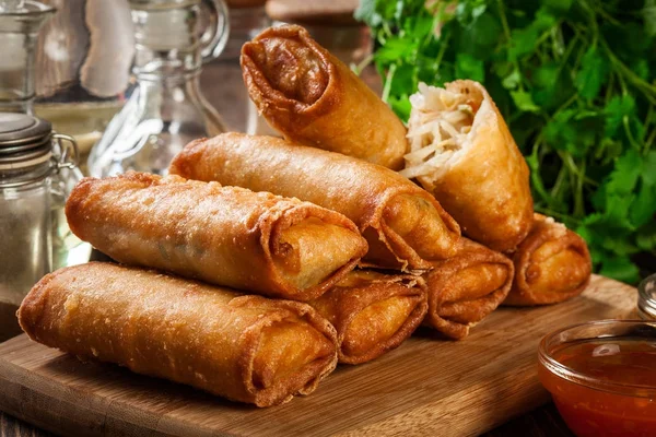 Rollos de primavera con pollo y verduras en la tabla de cortar —  Fotos de Stock