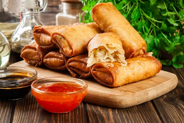 Rollos de primavera con pollo y verduras en la tabla de cortar —  Fotos de Stock