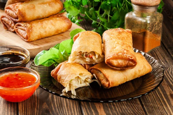 Loempia's met kip en groenten geserveerd met zoete chili saus of soja saus — Stockfoto