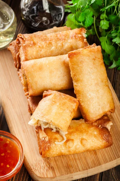 Rollos de primavera con pollo y verduras en la tabla de cortar — Foto de Stock