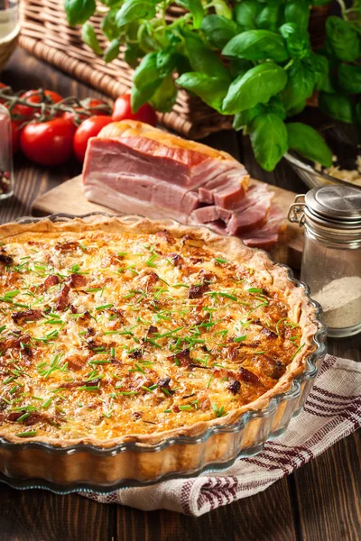 Lorena casera de quiche con tocino y queso — Foto de Stock