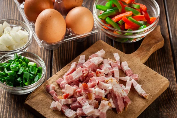 Zutaten für die Zubereitung von Omelette mit Speck und Gemüse — Stockfoto