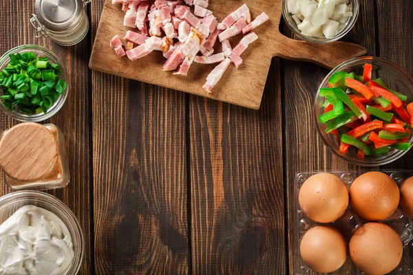 Ingredienser för att förbereda omelett med bacon och grönsaker — Stockfoto