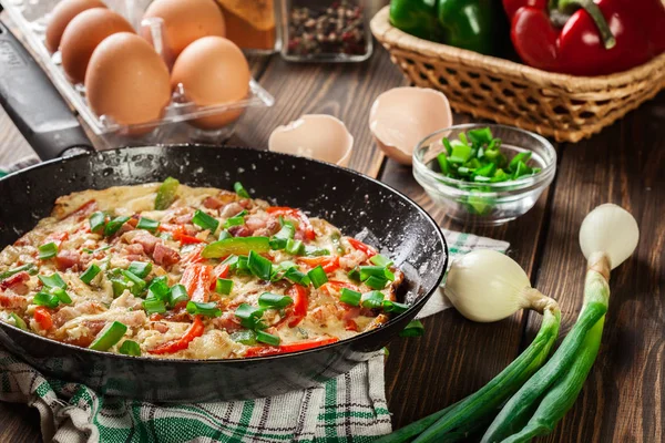 Čerstvé omeleta se slaninou a paprikou — Stock fotografie