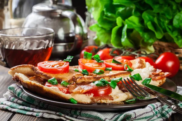 Omlet pastırma ve domates ile — Stok fotoğraf