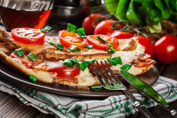 Tortilla con tocino y tomates — Foto de Stock
