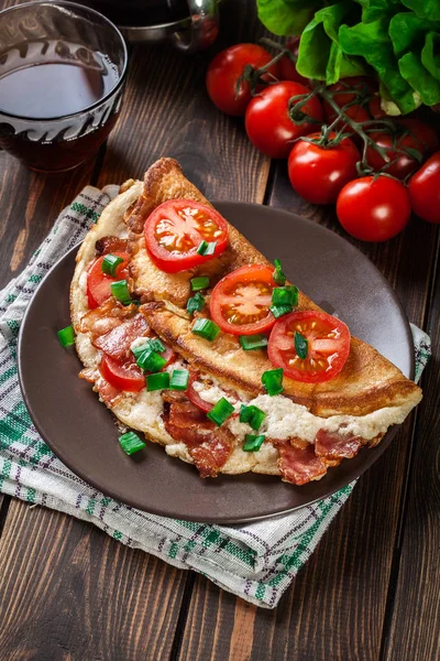 Omelette with bacon and tomatoes — Stock Photo, Image