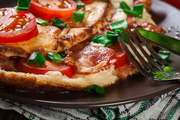 Omelete com bacon e tomate — Fotografia de Stock