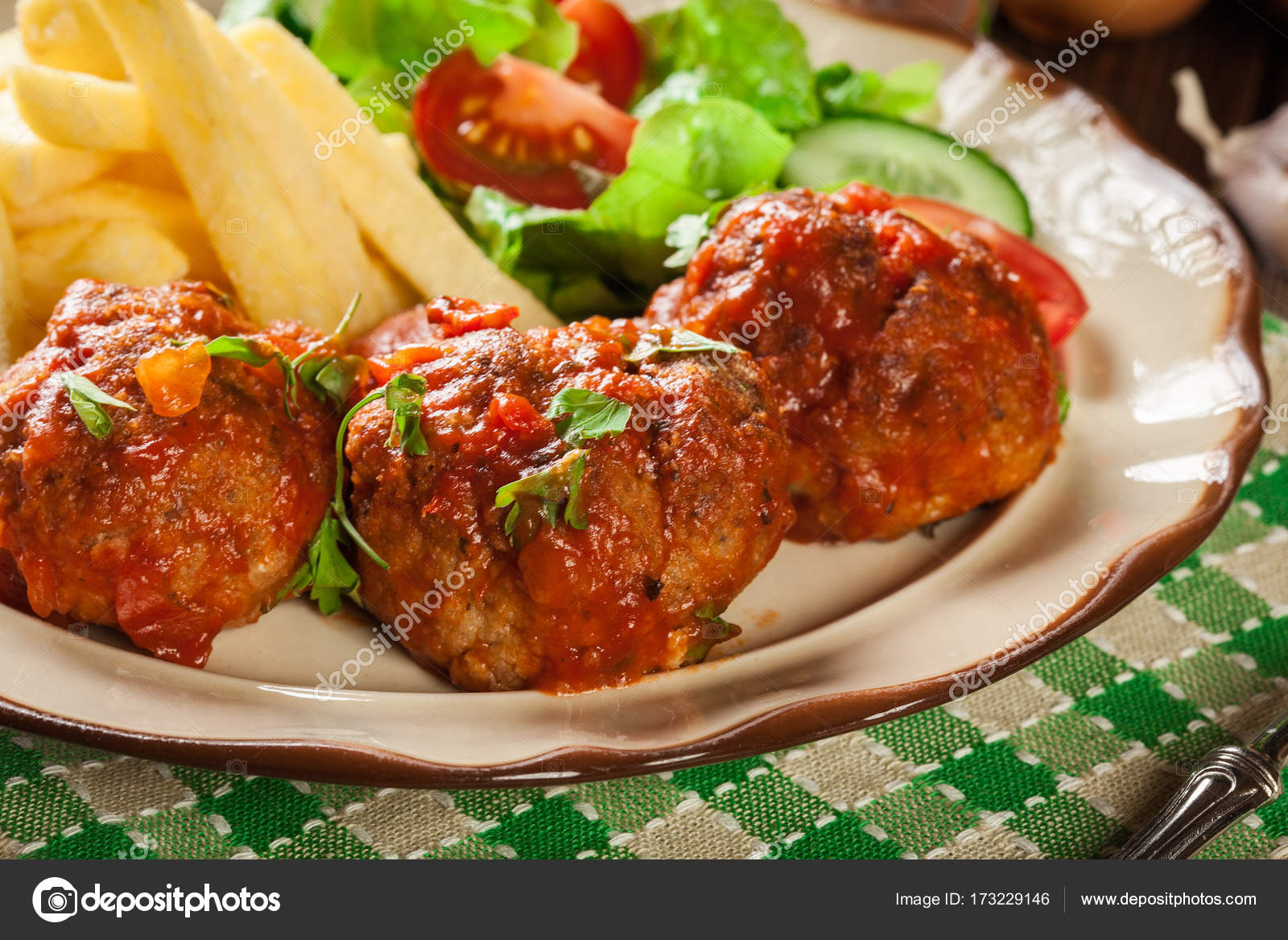 Patates ile hızlı kızarmış köftesi Patates ile hızlı kızarmış köftesi