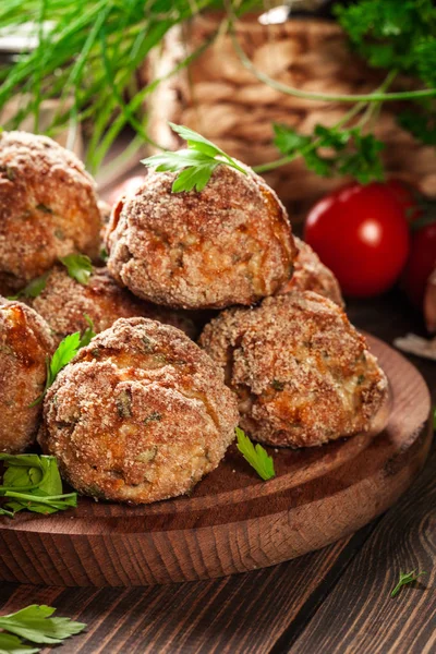 Empilement de boulettes de viande cuites sur une planche à découper — Photo