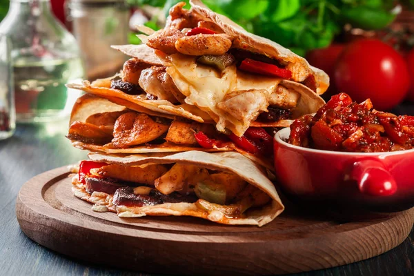 Στοίβα quesadillas κοτόπουλο, λουκάνικο chorizo και κόκκινο peppe — Φωτογραφία Αρχείου