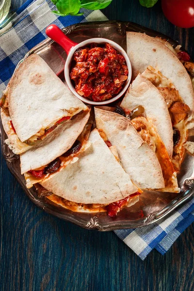 Mexican Quesadilla dengan ayam, sosis chorizo dan lada merah — Stok Foto