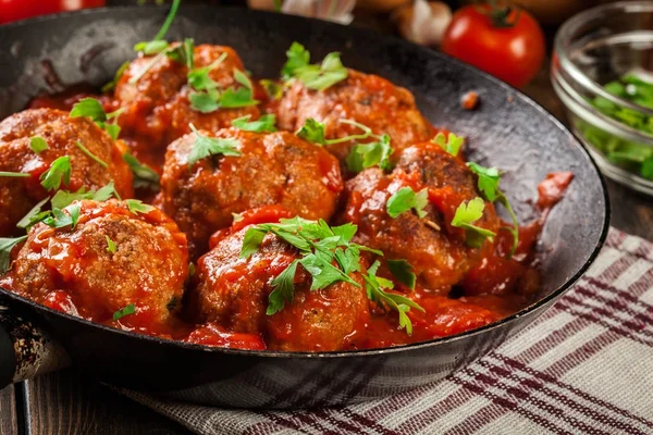 Varkensvlees gehaktballetjes met pikante tomatensaus — Stockfoto