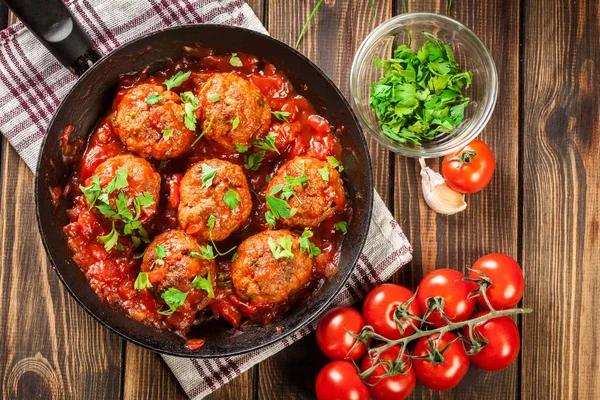 Schweinefleischbällchen mit würziger Tomatensauce — Stockfoto