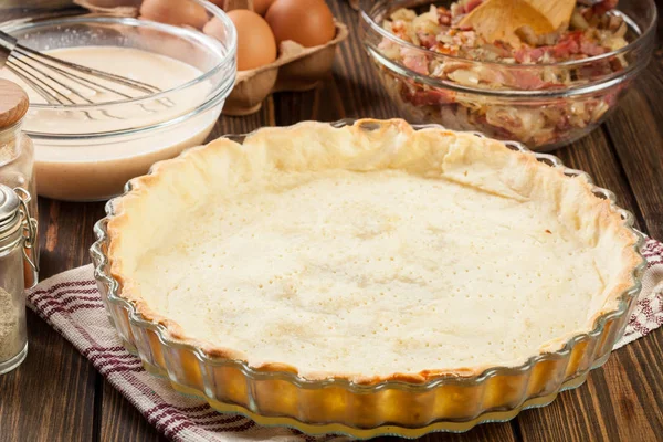 Dough ready to prepare a traditional quiche — Stock Photo, Image