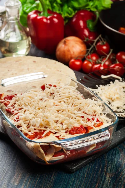 Enchiladas mexicanas tradicionais com carne de frango, molho de tomate picante e queijo em prato resistente ao calor — Fotografia de Stock