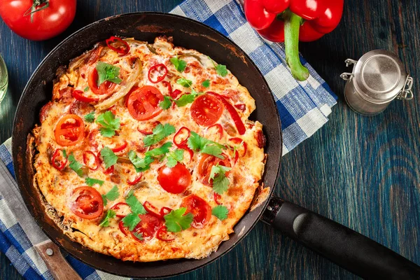 Frittata made of eggs, sausage chorizo, red pepper, green pepper — Stock Photo, Image