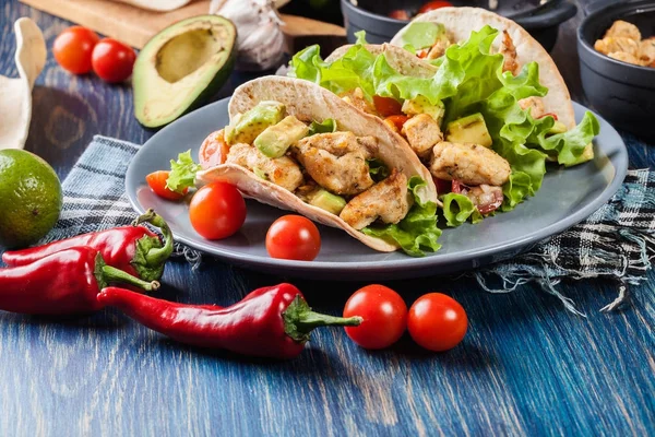 Tacos mexicanos autênticos com frango e salsa com abacate, tomates e pimentas — Fotografia de Stock