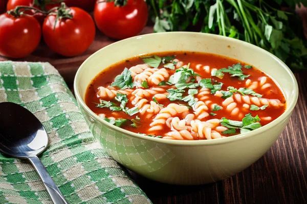 Nouilles à la soupe aux tomates dans le bol — Photo