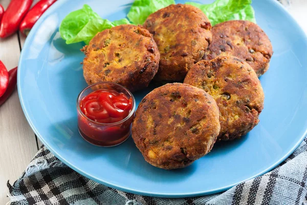 Aloo Tikki or cutlet. Indian snack made of boiled potatoes — Stock Photo, Image