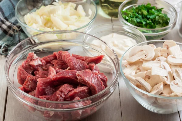 Wołowiny i inne składniki gotowe do gotowania Boeuf Stroganow — Zdjęcie stockowe