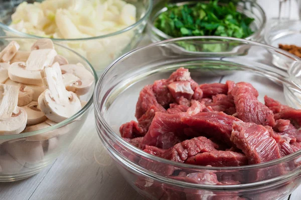 Nötkött och andra ingredienser redo att matlagning biff Stroganoff — Stockfoto