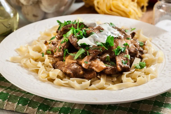 W domu Boeuf Stroganow z makaronem — Zdjęcie stockowe