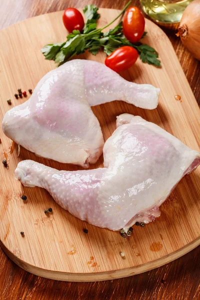Patas de pollo crudas e ingredientes de marinada —  Fotos de Stock