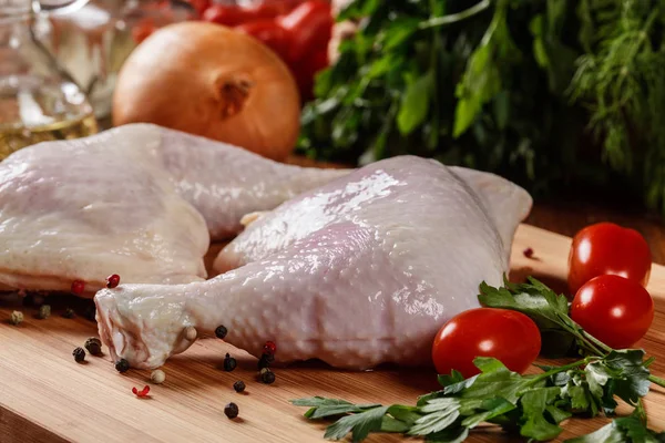 Rauwe kip benen en marinade ingrediënten — Stockfoto