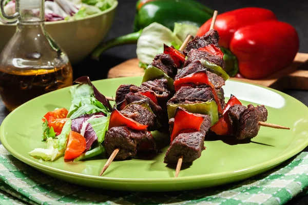 Carne de vacuno a la parrilla y kebabs vegetales —  Fotos de Stock