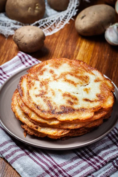 Patates yığını üzerinde ahşap bir masa krep. Arka plan po — Stok fotoğraf