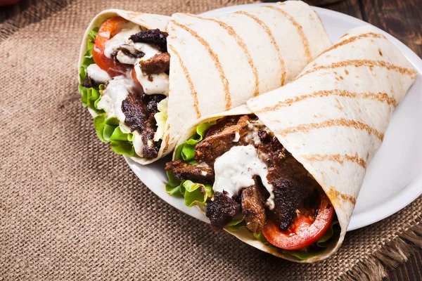 Leckeres frisches Wrap-Sandwich mit Rindfleisch und Gemüse — Stockfoto