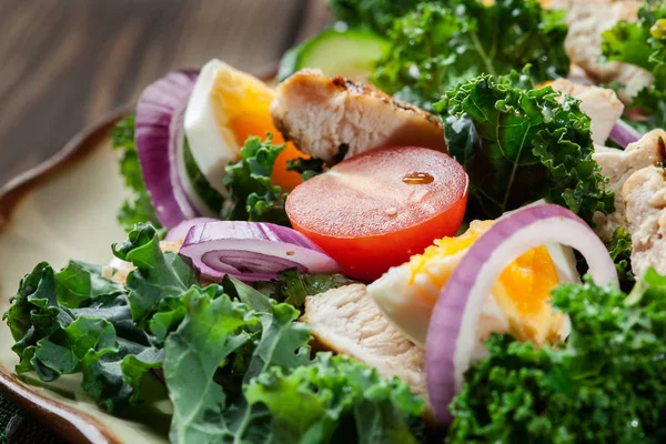 Salade fraîche avec poulet, tomates, œufs et laitue dans l'assiette — Photo