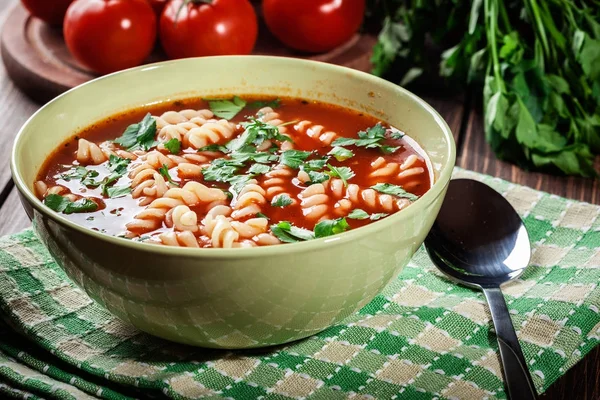 Nouilles à la soupe aux tomates dans le bol — Photo