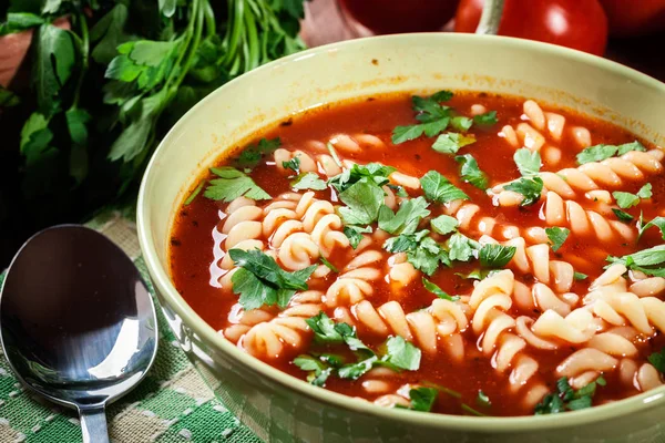 Nouilles à la soupe aux tomates dans le bol — Photo