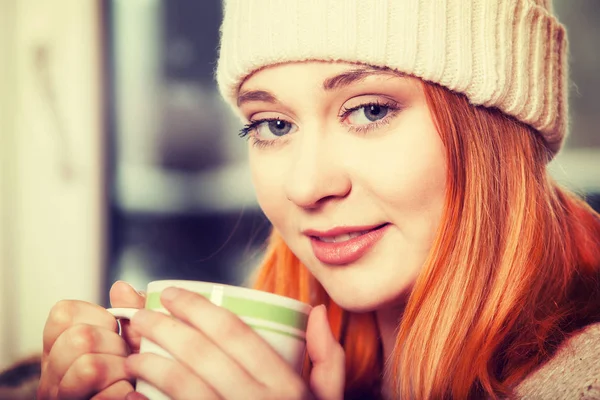 입고 따뜻한 의류와 뜨거운 음료를 마시는 여자 — 스톡 사진