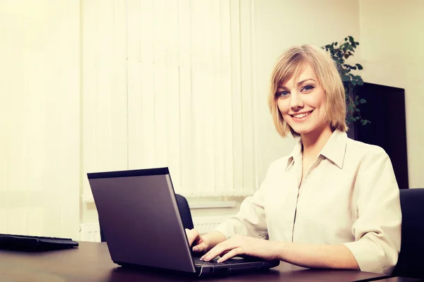 Блондинка-бизнесвумен работает за компьютером в офисе — стоковое фото