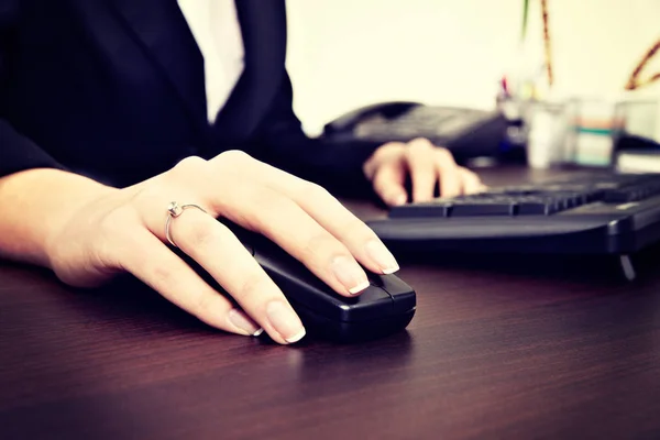 Mujer rubia de negocios que trabaja en la computadora en la oficina. El foco está en la mano / ratón — Foto de Stock