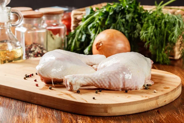 Çiğ tavuk budu ve Marine sosu malzemeler — Stok fotoğraf