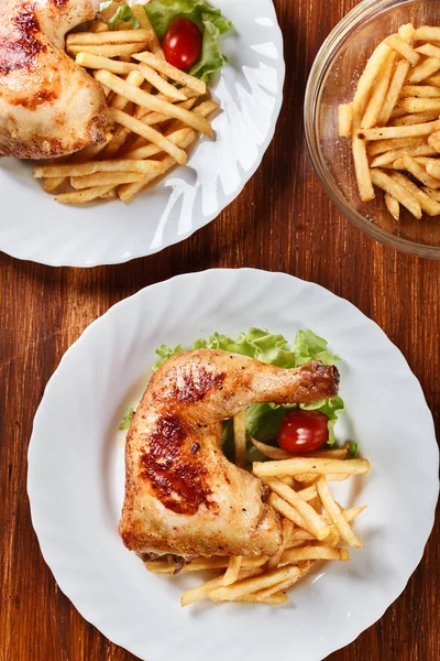 Jambes de poulet rôties avec frites et laitue — Photo
