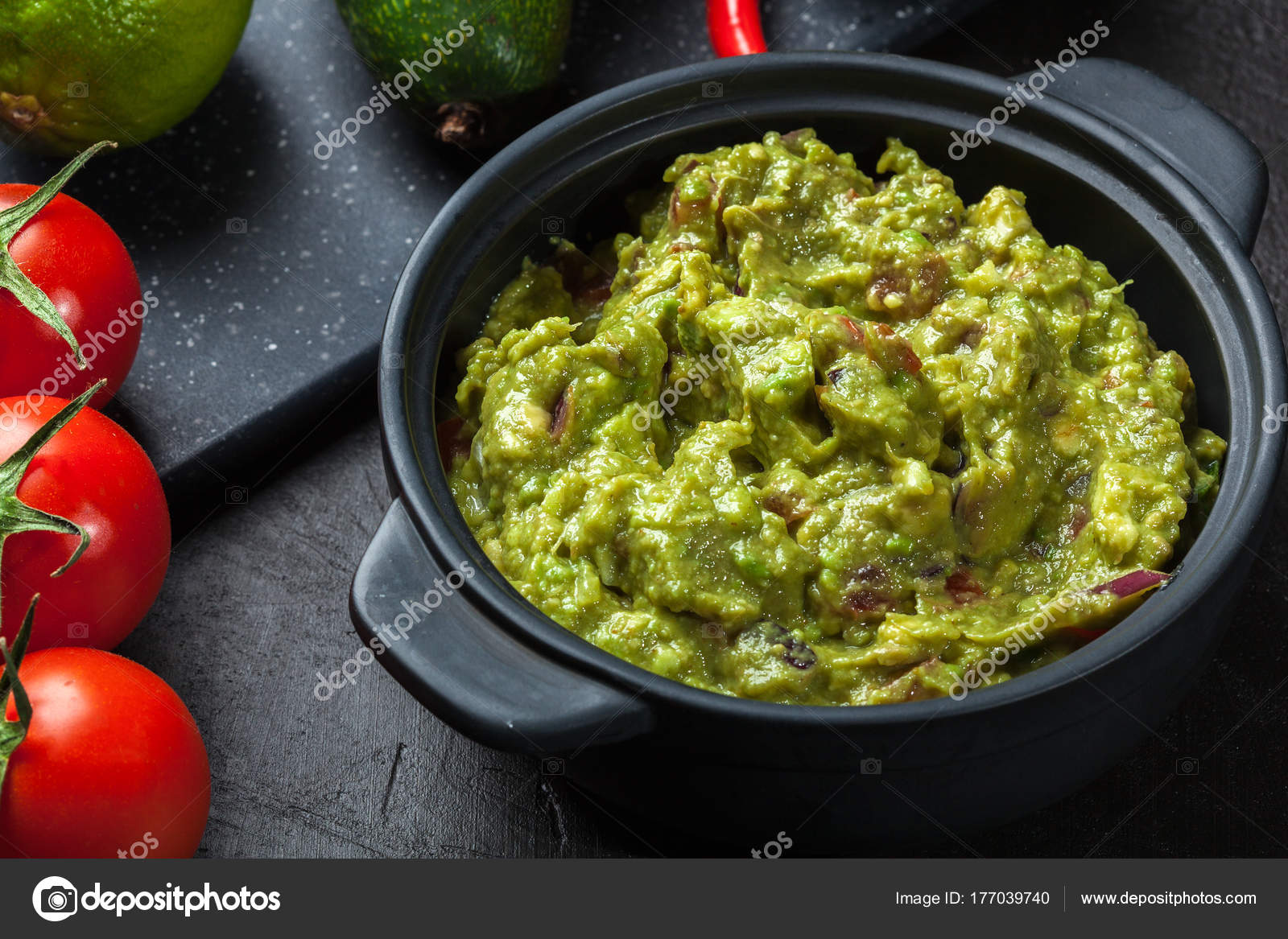 Schüssel Guacamole mit frischen Zutaten — Stockfoto © fotek #177039740