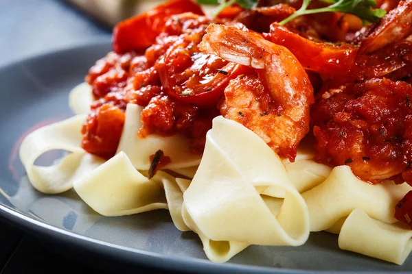 Pâtes Pappardelle aux crevettes, tomates et herbes — Photo