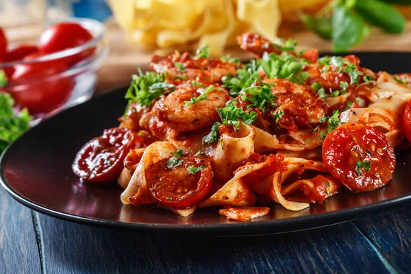 Pappardelle pasta met garnalen, tomaten en kruiden — Stockfoto