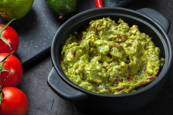 Miskę guacamole ze świeżych składników — Zdjęcie stockowe