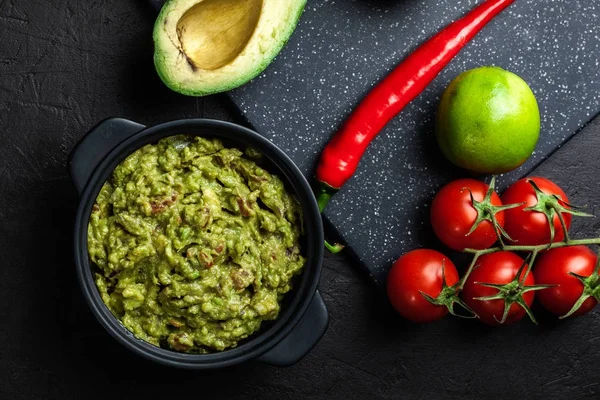 Kom met guacamole met verse ingrediënten — Stockfoto