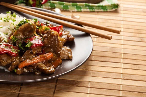 Bir tatlı ve lezzetli sauc ile Çin yapışkan domuz eti sığır filetosu kavrulmuş — Stok fotoğraf