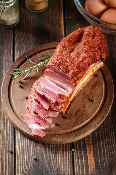 Smoked bacon with chopped slices, ready to prepare a traditional breakfast with eggs — Stock Photo, Image